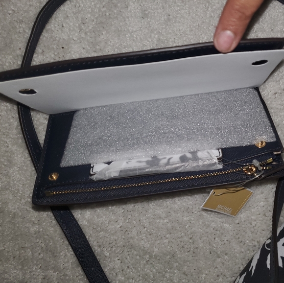 Bundled sale Michael kors purse and wallet - Picture 11 of 15